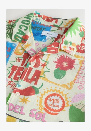 Kurzärmeliges Hemd mit Knopfleiste und bunten mexikanischen Essens- und Getränkegrafiken, einschließlich Chili, Blumen und Preisschildern.