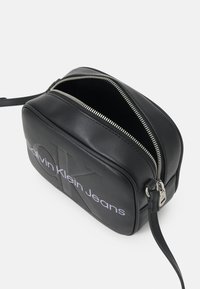 Calvin Klein Jeans SCULPTED CAMERA MONO - Taška s příčným popruhem - fashion black
