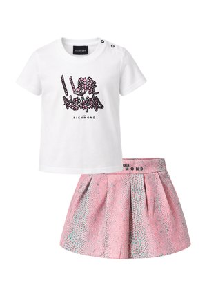 Maglietta bianca a maniche corte con grafica "I Love Mommy" e gonna plissettata rosa a motivi, entrambe del marchio John Richmond.
