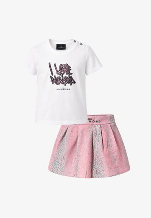 Maglietta bianca a maniche corte con grafica "I Love Mommy" e gonna plissettata rosa a motivi, entrambe del marchio John Richmond.