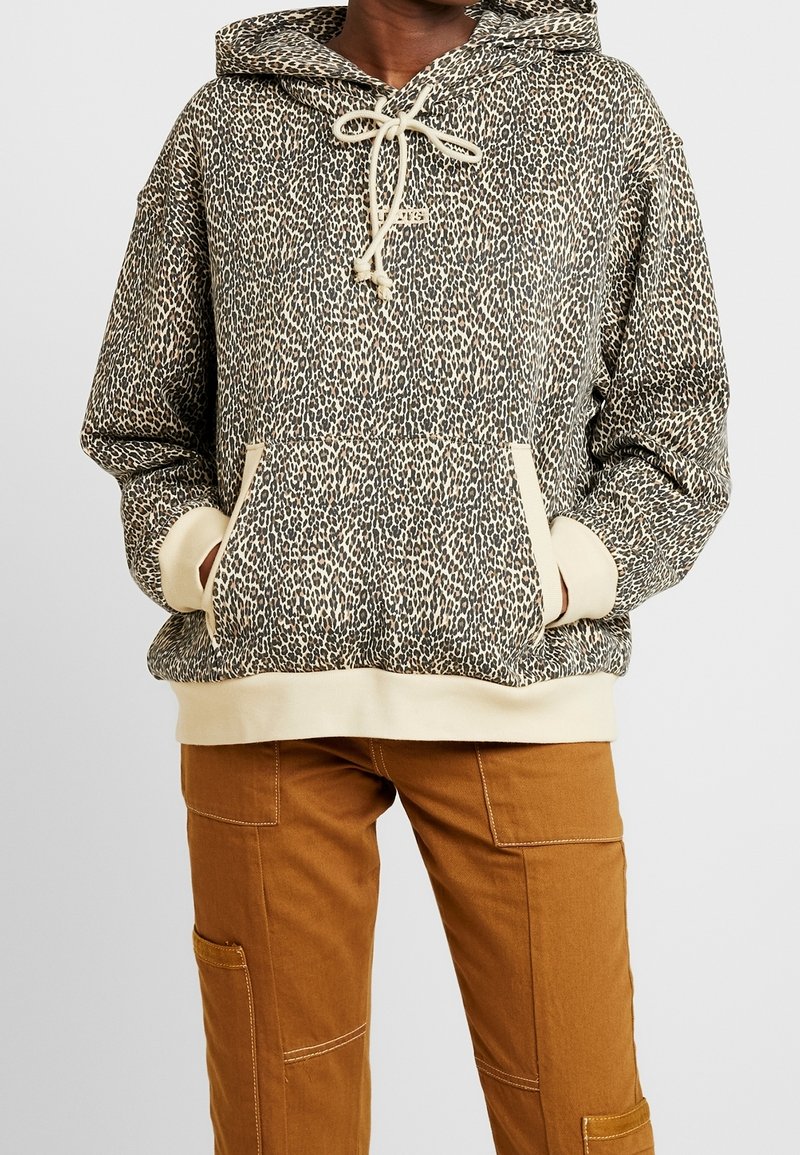 Sudadera con capucha de estampado de leopardo con cordón, puños y dobladillo beige, con un bolsillo delantero. Combina con pantalones cargo marrones.