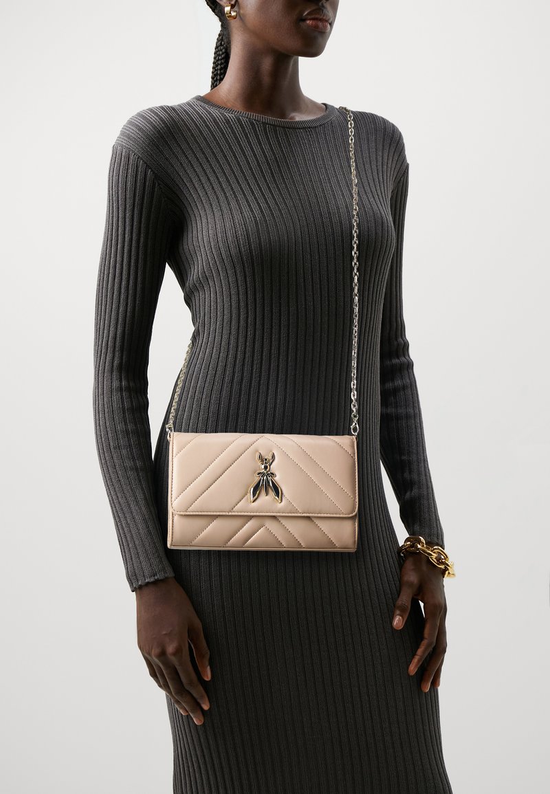 Patrizia Pepe BAG - Axelremsväska - camel/beige