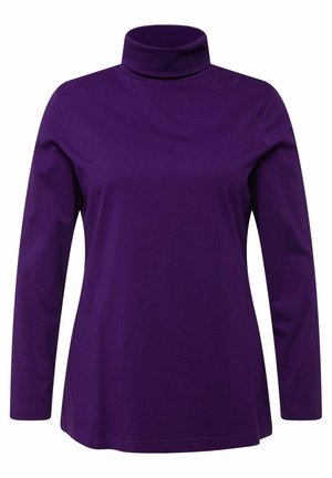 Chemise moulante à manches longues de couleur violette, en tissu doux et extensible ; elle présente un col droit et un ourlet légèrement évasé en bas.
