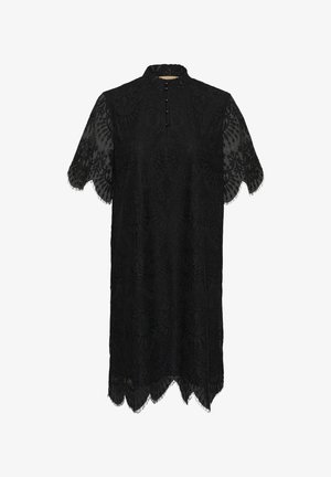 Robe en dentelle noire avec col montant et manches courtes. Elle présente un accent de boutons au niveau du col et un ourlet festonné avec des bords frangés.