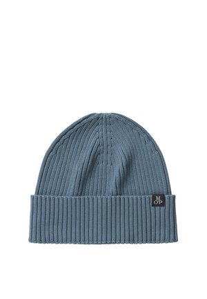 Blauer gestrickter, gerippter Beanie mit umgeschlagenem Bündchen und kleinem schwarzem Etikett an der Seite.