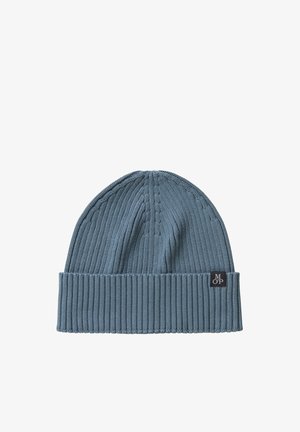 Blauer gestrickter, gerippter Beanie mit umgeschlagenem Bündchen und kleinem schwarzem Etikett an der Seite.