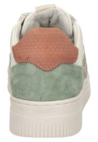 Schoenen met een witte leren bovenkant, een getextureerde roze suède hieltab met een schubbenpatroon, en een zacht groene suède accent op de hiel.