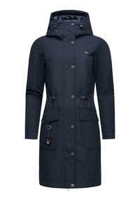 Marinblå vattentät jacka med huva, justerbara dragsnören, två framfickor och dragkedja, som har metallknappar och en etikettdekoration.