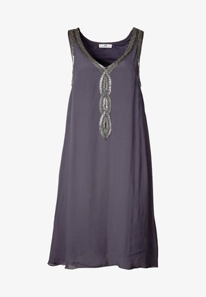 Vestido morado sin mangas hecho de tela ligera, con escote en V y detalles decorativos de cuentas a lo largo del escote y el cuerpo.