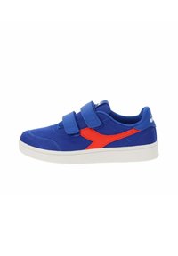 Blauwe sneakers met een gemêleerde voering van gaas, voorzien van twee klittenbandsluitingen en een rode accentontwerp. Witte rubberen zool.
