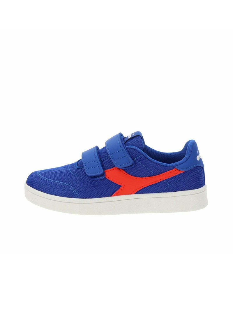 Blauwe sneakers met een gemêleerde voering van gaas, voorzien van twee klittenbandsluitingen en een rode accentontwerp. Witte rubberen zool.