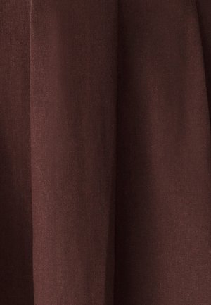 Rjava tekstilna tkanina z teksturirano površino, ki prikazuje subtilen vzorec tkanja. Barva je dosledna brez opaznih akcentov.