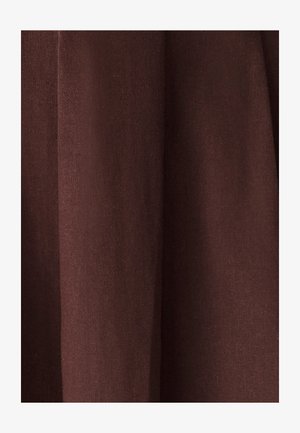 Rjava tekstilna tkanina z teksturirano površino, ki prikazuje subtilen vzorec tkanja. Barva je dosledna brez opaznih akcentov.