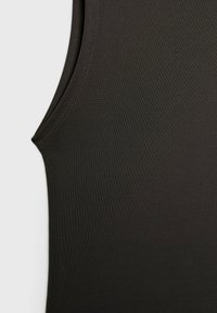 Tamna zelena bezrukavna majica s glatkim, rastezljivim materijalom, prilagođenim krojem i naglašenim detaljem oko izreza.