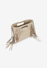 Bolso de mano de piel sintética beige con textura de cocodrilo, asas superiores y flecos largos a los lados. Cuenta con una correa de cadena plateada y un bolsillo con cremallera.