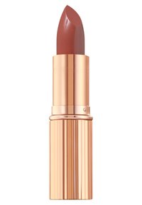 Lippenstift in einem roségoldenen, metallic glänzenden Gehäuse. Die Mine hat eine spitze Form. Die Farbe ist ein warmes, gedämpftes Braun. Glatte Textur mit einem glänzenden Finish.