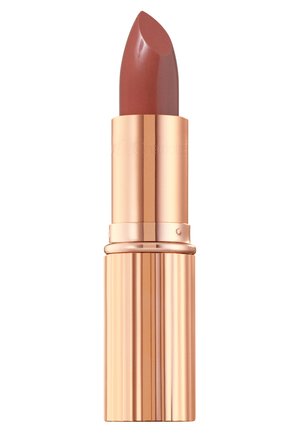 Rossetto in un astuccio metallico oro rosa. La punta del bullet è affusolata. Il colore è un marrone caldo e soft. Texture liscia con una finitura lucida.