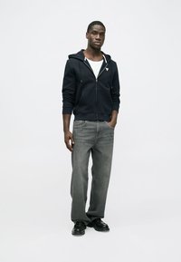 Guess Jeans ZIP HOOD  - Jaka ar rāvējslēdzēju - daring ocean