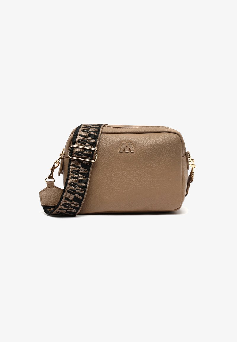 Tasche in einem hellbraunen Leder mit strukturiertem Finish, ausgestattet mit einem schwarzen gemusterten Gurt und goldfarbenen Hardware-Elementen. Logo geprägt auf der Vorderseite.