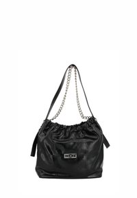 Borsa a tracolla in pelle nera con parte superiore arricciata, catena in argento e tracolla in pelle, con logo metallico rettangolare che recita "CULT" sul davanti.