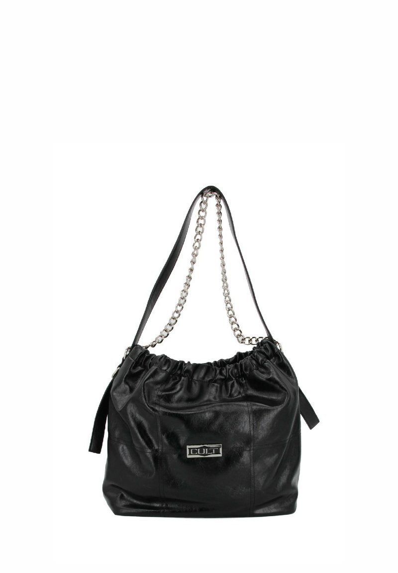 Borsa a tracolla in pelle nera con parte superiore arricciata, catena in argento e tracolla in pelle, con logo metallico rettangolare che recita "CULT" sul davanti.