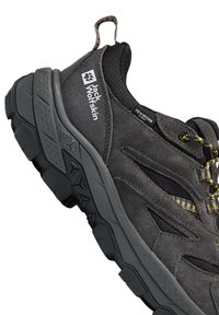 Schwarzer Wanderschuh mit einem strukturierten Wildleder- und Mesh-Obermaterial, ausgestattet mit gelben Schnürsenkeln, einer dicken Gummisohle und "Jack Wolfskin"-Markierung.