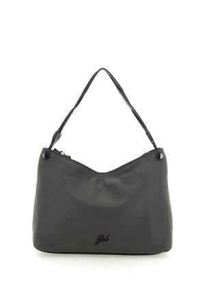 Borsa a mano in pelle nera con una texture morbida, forma hobo e una singola tracolla. Presenta una cerniera superiore e un dettaglio di logo discreto.