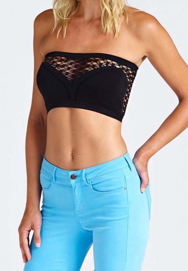 Svart strapless crop top med en texturerad spetspanel, matchad med ljusblå tajta jeans. Slät tyg och åtsittande passform.