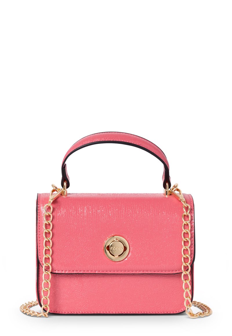 Bolso de cuero rosa con acabado texturizado, forma rectangular compacta, herrajes dorados, correa de cadena desmontable y cierre delantero con solapa.