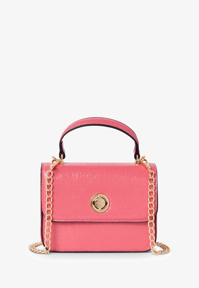 Bolso de cuero rosa con acabado texturizado, forma rectangular compacta, herrajes dorados, correa de cadena desmontable y cierre delantero con solapa.