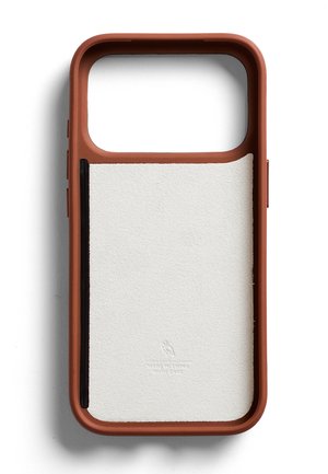 Coque de téléphone marron et blanche avec une grande découpe pour l'appareil photo et un panneau arrière texturé comportant un petit logo de hibou embossé.