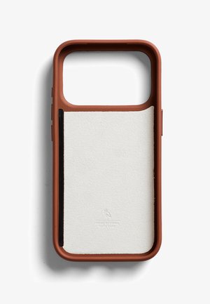 Custodia per telefono marrone e bianca con ampia apertura per la fotocamera e pannello posteriore testurizzato con un piccolo logo a gufo in rilievo.