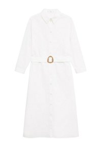 Weißes Hemdkleid mit Kragen und langen Ärmeln, tailliert mit einem beigefarbenen ovalen Gürtelschnalle. Glatte Stoffstruktur.