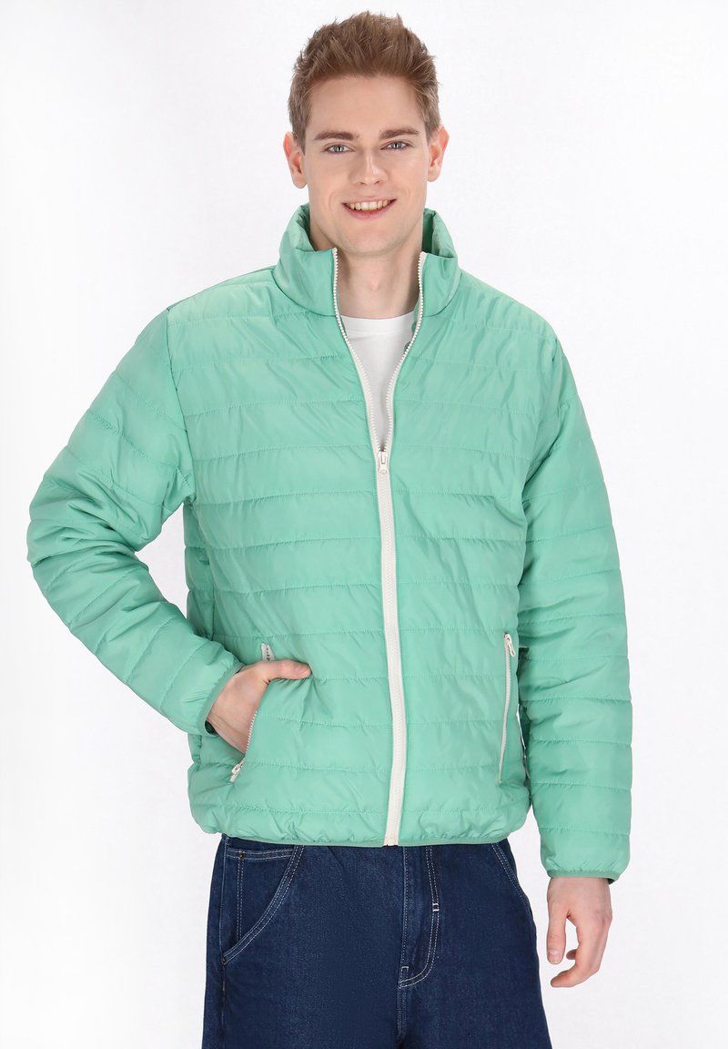 Giacca piumino leggera verde menta con colletto alto, chiusura con zip, tasche laterali e sottili particolari di cucitura orizzontale.
