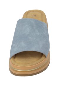 Sandal con tomaia in suedè blu, aperto all'estremità, con interno imbottito color beige. La suola presenta un design a strati con un accento dorato e beige chiaro. Misura 37.