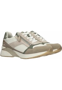 Sneakers z połączeniem jasnobeżowego zamszu, białej perforowanej skóry i zielonych akcentów. Posiadają boczny zamek błyskawiczny, teksturowany obcas oraz amortyzowaną podeszwę.
