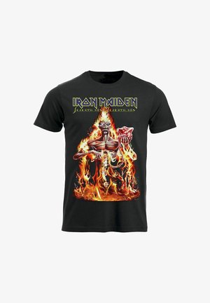 Sort bomulds t-shirt med et levende grafisk motiv af et skelet, der holder et hjerte, omringet af flammer, med "Iron Maiden" logo og tekst.
