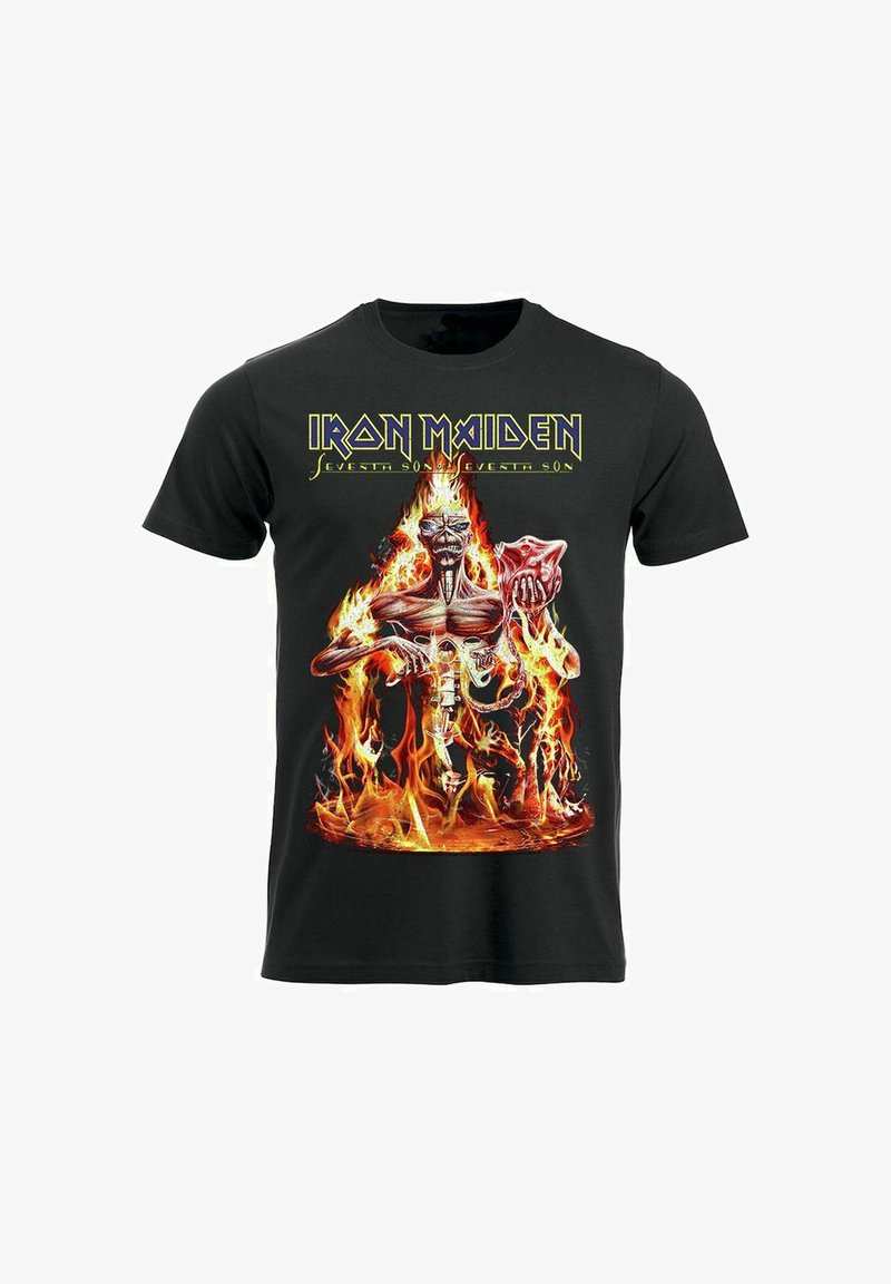 Camiseta de algodón negra con un gráfico vibrante de un esqueleto sosteniendo un corazón, rodeado de llamas, con el logo y texto de "Iron Maiden".