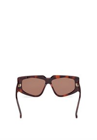 Bruna solglasögon med ett sköldpaddsmönster, vinklad ram och tunna skalmar. Har detaljer i guldfärg nära gångjärnen.