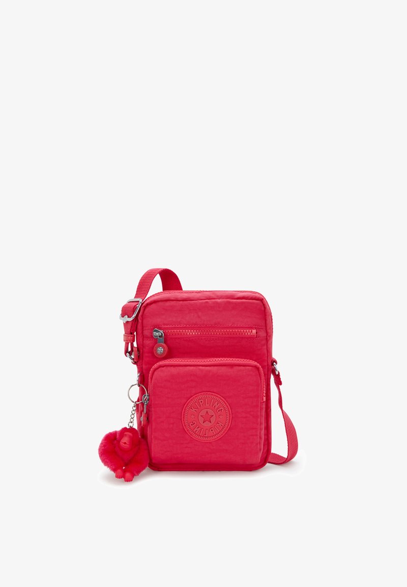 Borsa a tracolla rossa in nylon con cinturino regolabile, due scomparti con zip e badge circolare con logo. Include un portachiavi a forma di scimmietta soffice.