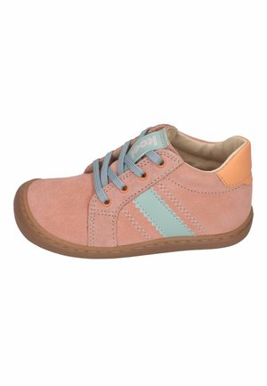 Rosa Wildleder-Kinderschuh mit hellblauen Schnürsenkeln, Seitenstreifen, orangefarbenem Fersenflicken und brauner Gummisohle, von der Innenseite betrachtet.