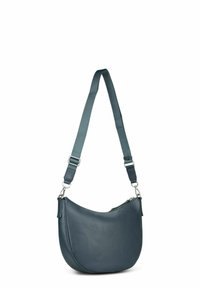 Sac à bandoulière en cuir vert sarcelle foncé avec une forme courbée, une sangle réglable, des garnitures argentées et une fermeture zippée. Détail de surface texturée.