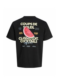 Μαύρο T-shirt με μια μεγάλη πολύχρωμη φέτα καρπούζι και κίτρινο κείμενο που γράφει "Coups de Soleil 1990 Classic Edit Cocktails Off Duty."