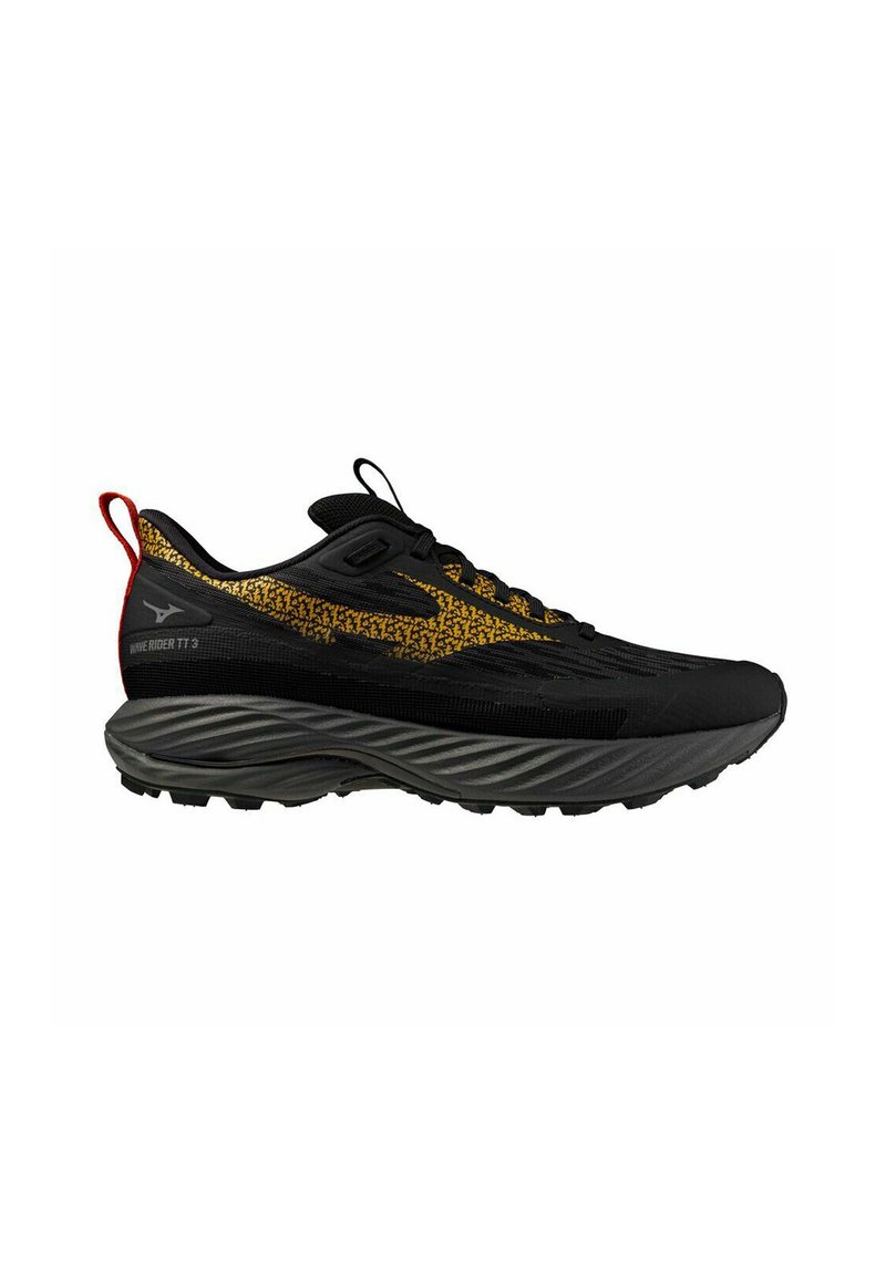 Chaussure de course noire avec un motif texturé doré, dotée d'une semelle grise épaisse, d'un onglet au talon rouge et d'un système de laçage pour un maintien sécurisé.