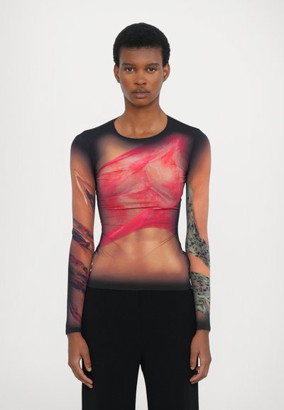 Body cu mânecă lungă dintr-un material elastic, cu un design transparent, având modele roșii vibrante și detalii verzi intricate pe mâneci. Textură netedă.