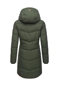 Žalia pūsta striukė su gobtuvu, turinti vertikalią chevron siuvimo liniją, ilgomis rankovėmis ir logotipo detalę ant nugaros.