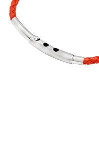 Bracciale in pelle intrecciata rossa con chiusura in metallo silver liscia, dotata di fori neri per la regolazione e dettagli di marchio incisi.