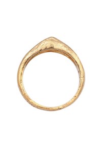 Anello d'oro con una punta triangolare, caratterizzato da una superficie testurizzata e irregolare e un interno liscio. Design semplice e audace con un'estetica minimalista.