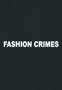 T-shirt noire avec un texte blanc en gras "CRIMES DE MODE" dans une police sans empattement, présentant une texture lisse et des manches courtes.