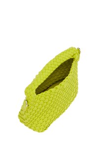 Vævet clutch taske i lys gul, med en tekstureret overflade, åben top og sølv hardware accenter. Kompakt rektangulær form.